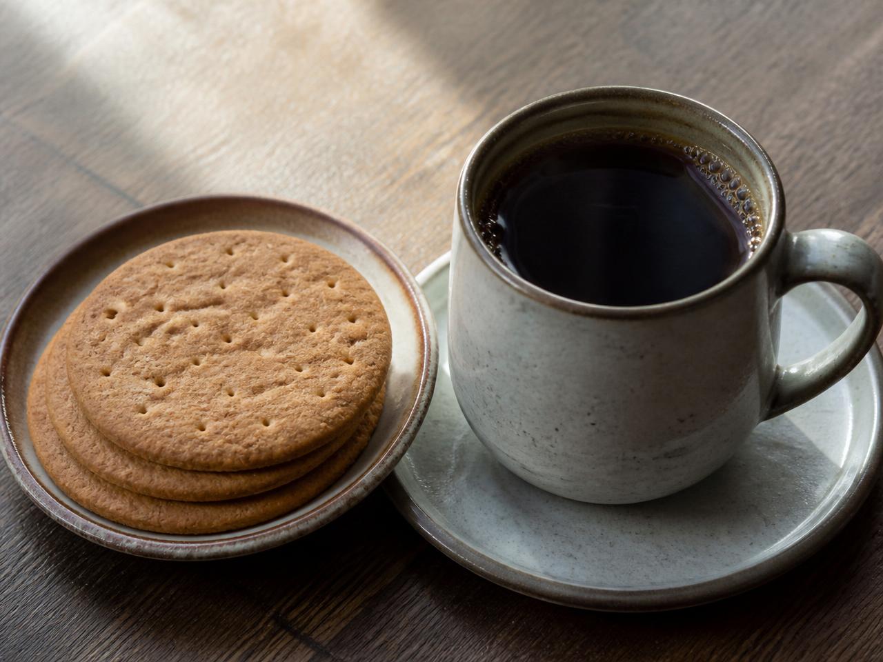 Digestive biscuits + Black filter coffee