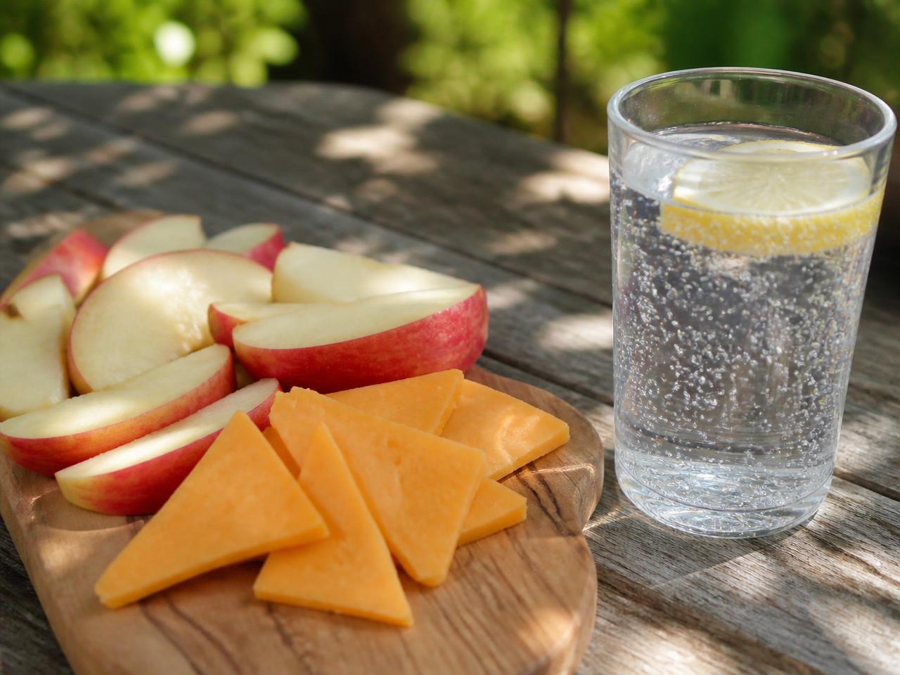Apple slices with cheddar + Sparkling water with lemon